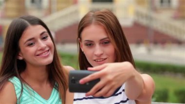 Tatil, turizm ve şehrin smartphone kamerayla selfie alarak kız gülümseyerek modern teknoloji kavramı