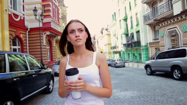 Красивая Молодая Девушка Гуляющая Старому Городу Молодые Люди Туристических Путешествиях — стоковое видео