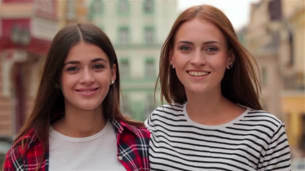 Luftküssendes Langhaariges Teenie Mädchen Mädchen Blicken Die Kamera Und Lächeln — Stockvideo