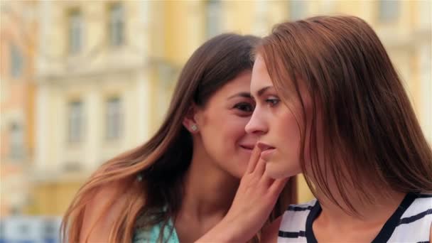 Meisjes Een Bankje Het Stadsplein Geheimzinnig Fluisteren Twee Mooie Meisjes — Stockvideo