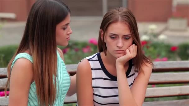 Miejskich Dziewczyna Uczucie Zdenerwowany Sam Portret Smutny Młoda Kobieta Siedzi — Wideo stockowe