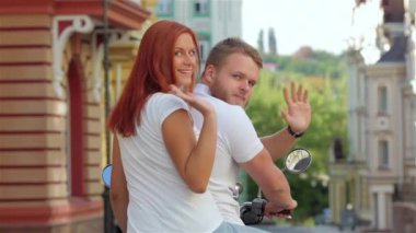 mutlu bir çift Caddesi üzerinde motosiklet sürme dikiz portresi