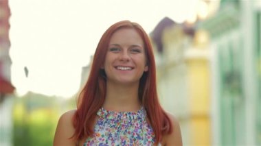 Sürpriz toplantı sokakta. Adam kucaklayan ve onun kız arkadaşı kisses