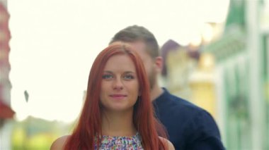 Sakallı adam bir kız öpücük karşılamaktadır. Eski şehrin akşam adımlarında bir gezinti