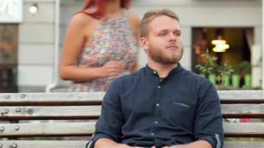 Kız sahilde oynarken gözleri kapsar. O gözleri kapalı ve onu öptüm