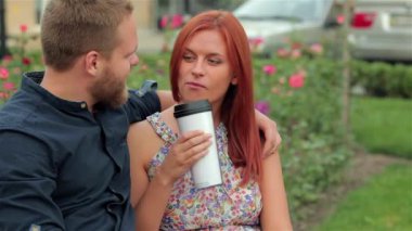 İki paket servisi olan restoran kahve ile parkta bankta rahatlatıcı. Birlikte kahve dışında içme arkadaş