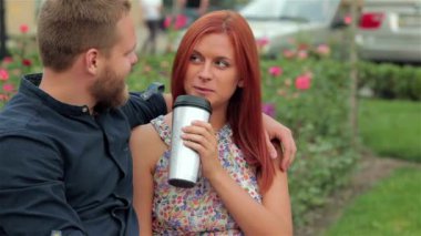 Kentsel Gençler Kupası gitmek için kahve içme açık. Kahve ile parkta bankta Çift