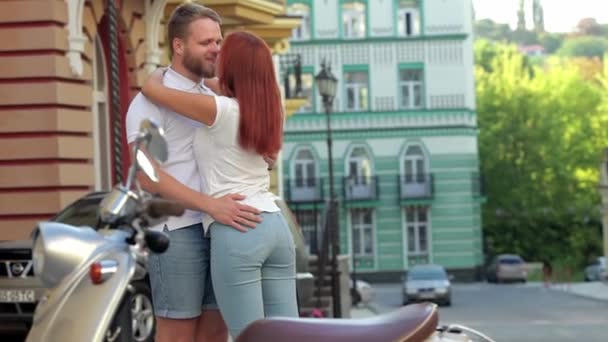 Jovens Alegres Tendo Uma Data Scooter Cidade Par Encantador Abraça — Vídeo de Stock