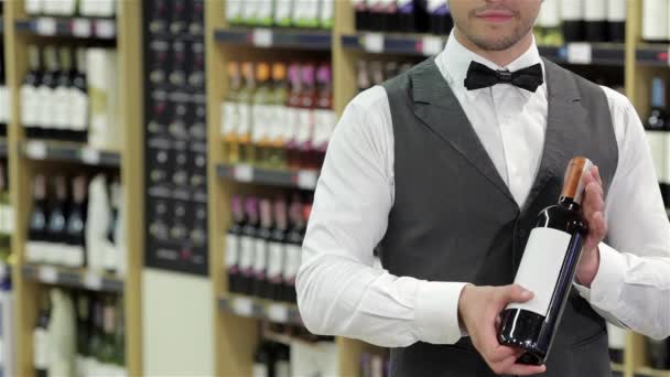 このワインは完璧です 自信を持って男性ソムリエ ワイングラス ワイン棚の近くに立っている間を押し親指を表示 — ストック動画