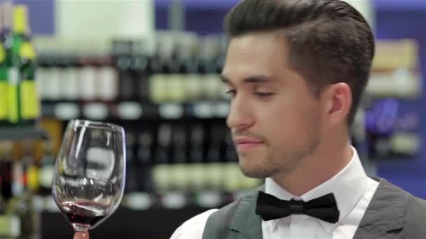 Vin Est Parfait Sommelier Masculin Confiant Examinant Vin Regardant Verre — Video
