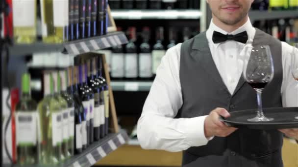 Fantastisk Smagsoplevelse Nærbillede Bakke Med Flaske Vin Glas Den Holdt – Stock-video