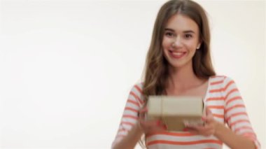 Genç kadın bir hediye elinde tutan. Paketi ile mutlu erkek portresi. Kolu uzanmış.