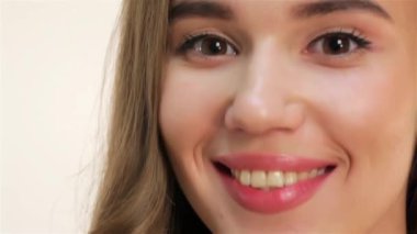 Güzel bir kadın yüzü. Mükemmel dişlek gülümseme. Beyaz genç kız portre kadar yakın. Kırmızı dudaklar, Cilt, diş. Beyaz arka plan üzerinde izole. Stüdyo vurdu. mutlu pozitif kız.