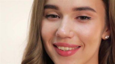 Güzel bir kadın yüzü. Mükemmel dişlek gülümseme. Beyaz genç kız portre kadar yakın. Kırmızı dudaklar, Cilt, diş. Beyaz arka plan üzerinde izole. Stüdyo vurdu. mutlu pozitif kız.