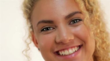 Güzel kadın yüzü. Mükemmel dişlek gülümseme. Kızıl saçlı kızlar portreyi kapatır. Beyaz arka planda izole edilmiş. Stüdyo çekimi. Mutlu pozitif kız.