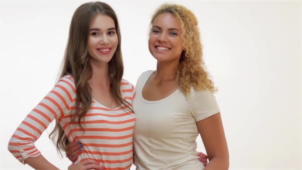 Two Young Girlfriends Standing Together Brown Haired Caucasian Red Haired — Stock Video