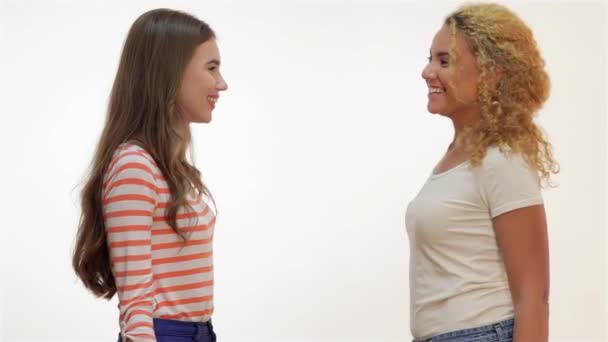 Två Unga Flickvänner Som Står Tillsammans Brunhårig Kaukasisk Och Rödhårig — Stockvideo