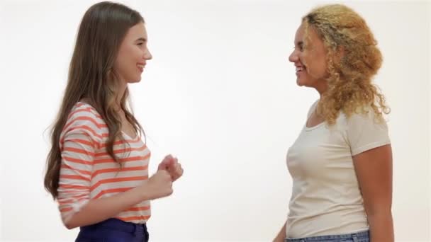 Två Unga Flickvänner Som Står Tillsammans Brunhårig Kaukasisk Och Rödhårig — Stockvideo