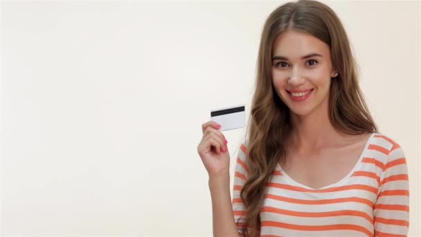 Atrakcyjny Dziewczynka Wyświetlono Kciuki Karty Kredytowej Zbliżenie Portret Młodej Kobiety — Wideo stockowe