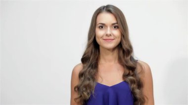 Mutlu genç kadın kız kardeşi sürpriz. Kadın kapsayan kardeş gözleri, heyecanlı gülümseme, beyaz arka plan üzerinde izole.