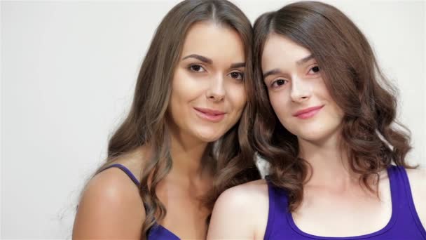 Concepto Hermanas Felices Las Hermanas Siempre Están Juntas Mujer Escribiendo — Vídeo de stock