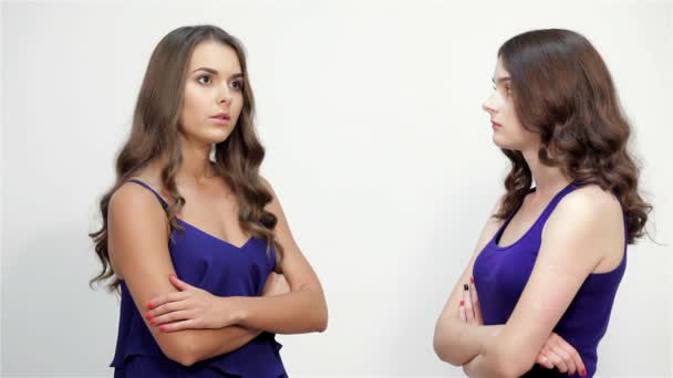 Wütende Schwestern Die Eine Andere Verängstigte Missbrauchen Isoliert Auf Weißem — Stockvideo