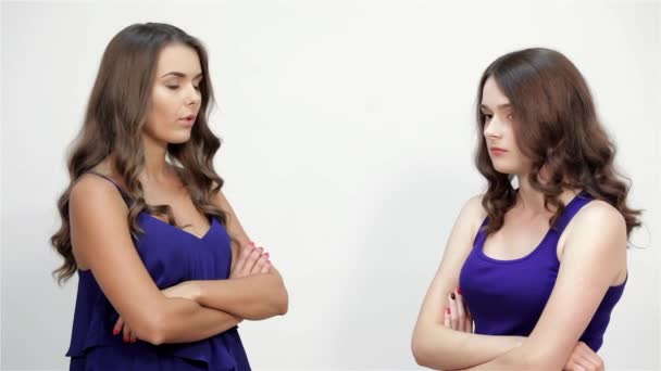 Két Szép Felnőtt Lány Veszekedés Két Egymásra Angry — Stock videók