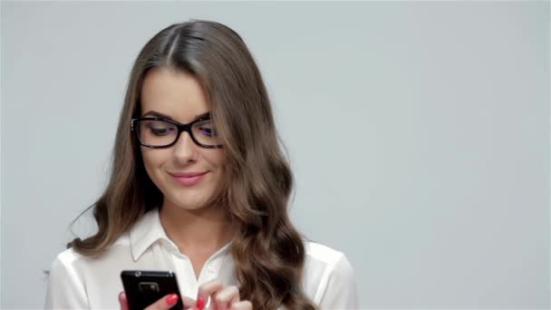 若いビジネス女性が電話をかけます クローズ アップ ショットで携帯電話で話している女性の笑顔 — ストック動画