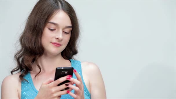 Teenie Mädchen Benutzen Mobiltelefon Und Machen Daumen Hoch Frau Benutzt — Stockvideo