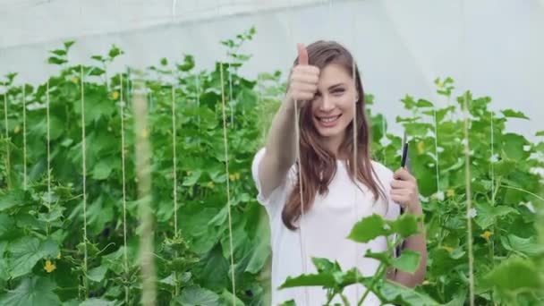 Dziewczyna Schowka Kciuk Górę Młodzi Agronomów Monitorowanie Zbiorów Młodzi Rolnicy — Wideo stockowe