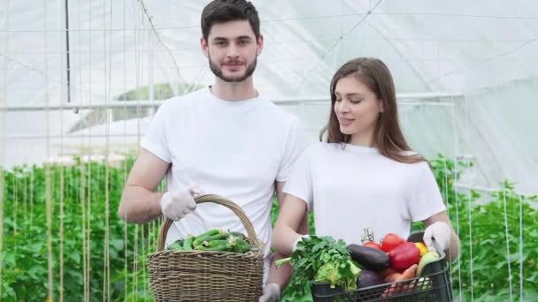 Agricultores Con Una Cesta Cosecha Completa Sonriendo Directamente Cámara Jóvenes — Vídeos de Stock
