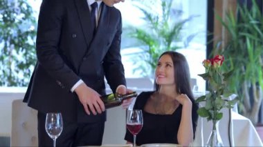 Yıldönümü kutlamaları restoranda. Restoranda romantik bir akşam yemeği. Seven kocası bir kadeh şarap döktü Ise restoran ziyaret çift genç. Romantik karşılaşma