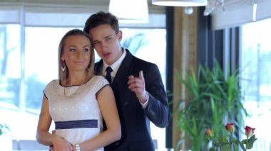 Çift restoranda bir masa seçiyor. Restoranda romantik bir akşam yemeği. Genç çift bir restoranı ziyaret ediyor. Romantik karşılaşma. Bir restoranda evlilik yıldönümünü kutluyoruz..