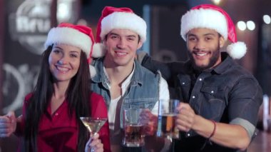 Çocuklar ve barda kutluyor kız neşeli şirketin. Şirket, işten sonra bir dinlenme vardır. Neşeli şirket dinlenmek ve barda iyi eğlenceler. Kendi futbol takımı ve içki için tezahürat kız ve erkek