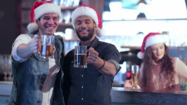 Çocuklar ve barda kutluyor kız neşeli şirketin. Şirket, işten sonra bir dinlenme vardır. Neşeli şirket dinlenmek ve barda iyi eğlenceler. Kendi futbol takımı ve içki için tezahürat kız ve erkek