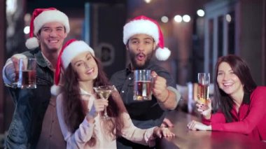 Çocuklar ve barda kutluyor kız neşeli şirketin. Şirket, işten sonra bir dinlenme vardır. Neşeli şirket dinlenmek ve barda iyi eğlenceler. Kendi futbol takımı ve içki için tezahürat kız ve erkek