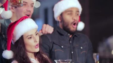 Çocuklar ve barda kutluyor kız neşeli şirketin. Şirket, işten sonra bir dinlenme vardır. Neşeli şirket dinlenmek ve barda iyi eğlenceler. Kendi futbol takımı ve içki için tezahürat kız ve erkek