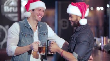 Çocuklar ve barda kutluyor kız neşeli şirketin. Şirket, işten sonra bir dinlenme vardır. Neşeli şirket dinlenmek ve barda iyi eğlenceler. Kendi futbol takımı ve içki için tezahürat kız ve erkek