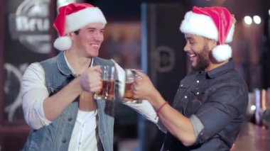 Çocuklar ve barda kutluyor kız neşeli şirketin. Şirket, işten sonra bir dinlenme vardır. Neşeli şirket dinlenmek ve barda iyi eğlenceler. Kendi futbol takımı ve içki için tezahürat kız ve erkek