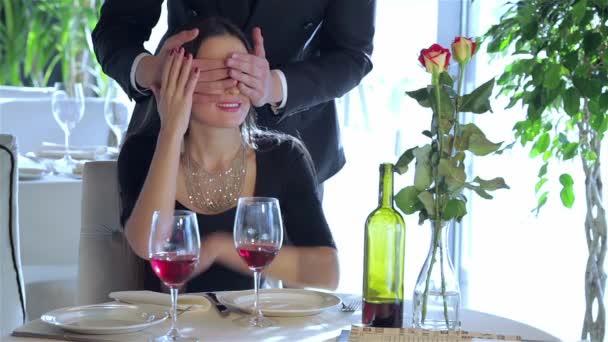 Pregunto Por Las Sorpresas Cena Romántica Restaurante Pareja Joven Sentada — Vídeo de stock