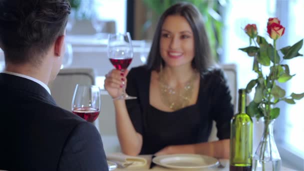 Llama Camarero Cena Romántica Restaurante Pareja Joven Sentados Una Mesa — Vídeos de Stock