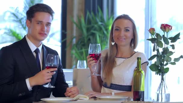 两个人一起享用了一个节日晚餐 餐厅里的浪漫晚餐年轻夫妇去餐馆吃饭 年轻夫妇去餐馆吃饭 浪漫的相遇 — 图库视频影像
