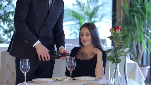 Jantar Romântico Restaurante Jovem Casal Amoroso Visitando Restaurante Enquanto Seu — Vídeo de Stock