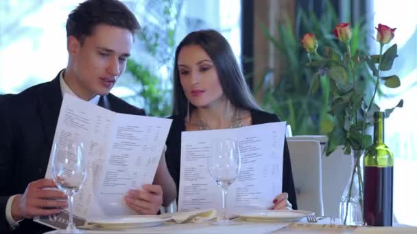 Gemeinsame Speisenauswahl Zum Jubiläum Romantisches Abendessen Restaurant Junges Liebespaar Beim — Stockvideo