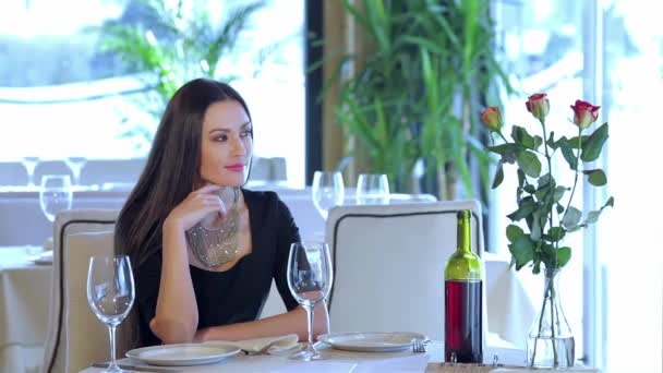 Γυναίκα Που Κάθεται Ένα Τραπέζι Αναμονή Για Άτομό Της Ρομαντικό — Αρχείο Βίντεο