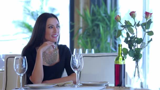 Žena Při Pohledu Okna Romantická Večeře Restauraci Mladý Pár Milující — Stock video