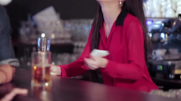 Çocuklar Barda Kutluyor Kız Neşeli Şirketin Şirket Işten Sonra Bir — Stok video