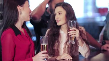 Çocuklar ve barda kutluyor kız neşeli şirketin. Şirket, işten sonra bir dinlenme vardır. Neşeli şirket dinlenmek ve barda iyi eğlenceler. Kendi futbol takımı ve içki için tezahürat kız ve erkek