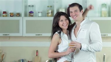 Doğrudan kameraya gülümseyen sebze ile mutfakta ayakta çift masa ve o Yaşasın. Genç gülümseyen arkadaşlar kesilmiş sebzeler ise mutfakta yemek. Birlikte yemek yiyecek.