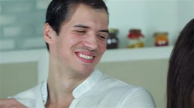 Sevgi dolu bir çift mutfakta portresi. Genç gülümseyen arkadaşlar kesilmiş sebzeler ise mutfakta yemek. Birlikte yemek yiyecek.